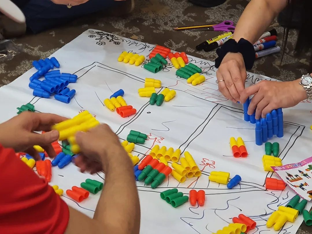Hands-on building-blocks activity during a Tetra Exponus programme