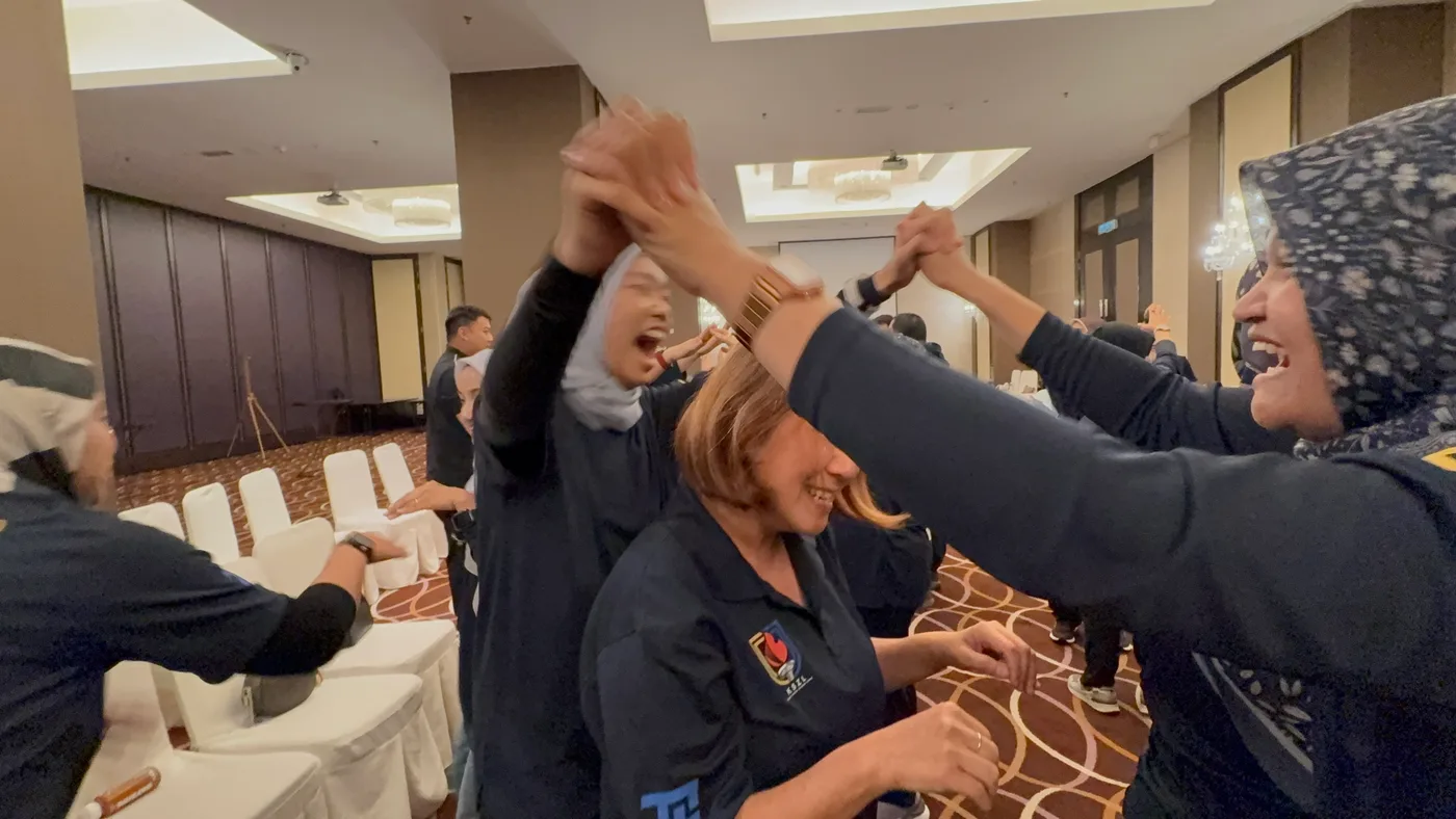 Tetra Exponus participants celebrating together with raised hands