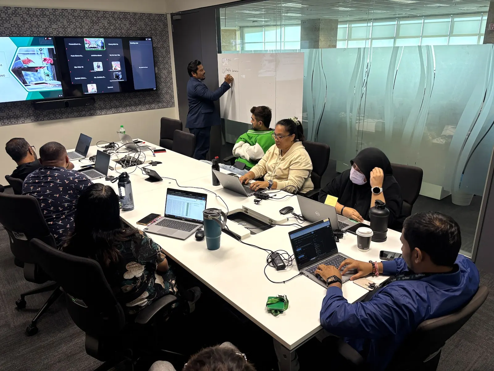 Tetra Exponus facilitator at a whiteboard during a hybrid training session