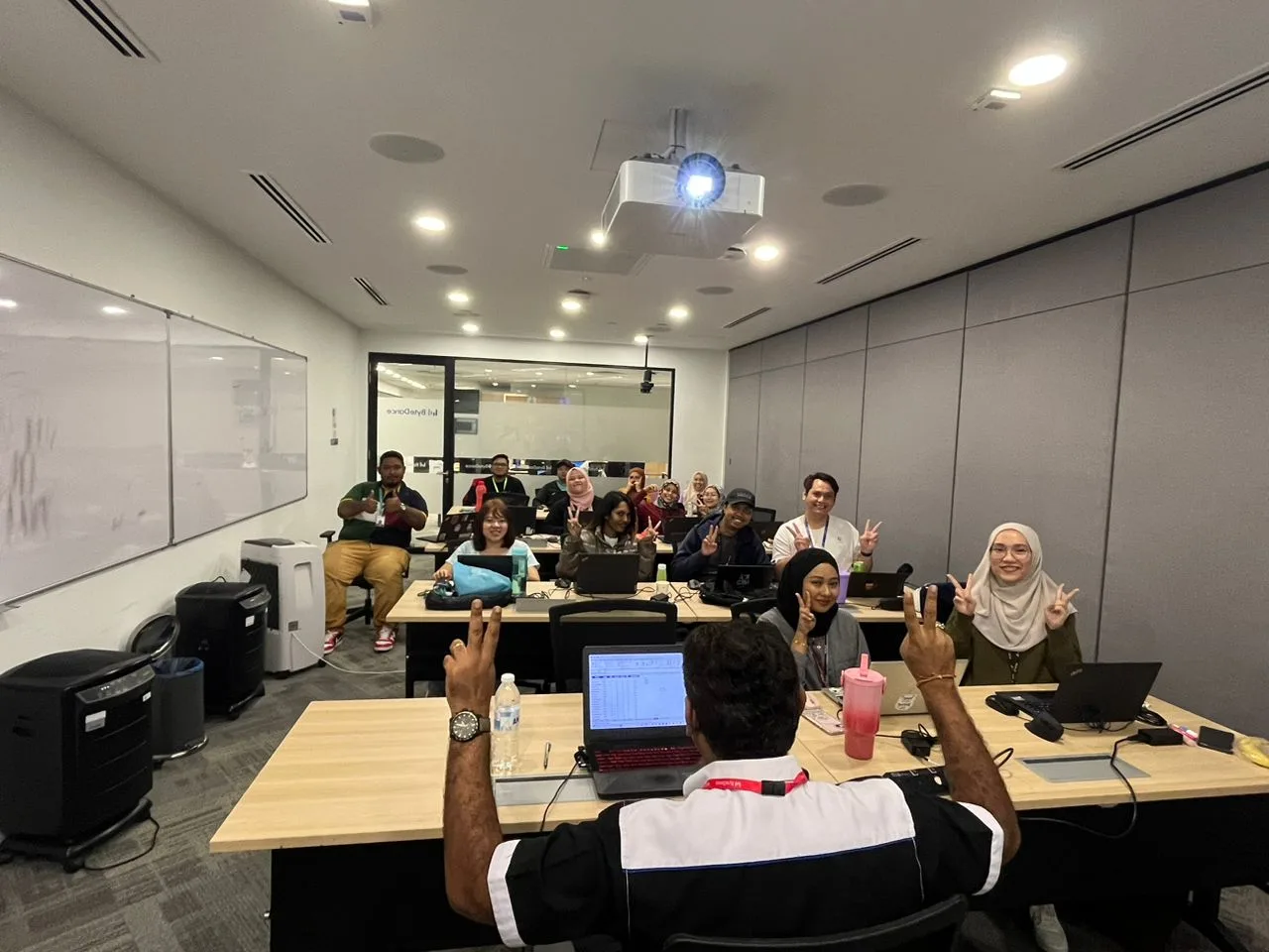 Full Tetra Exponus classroom of participants during a programme
