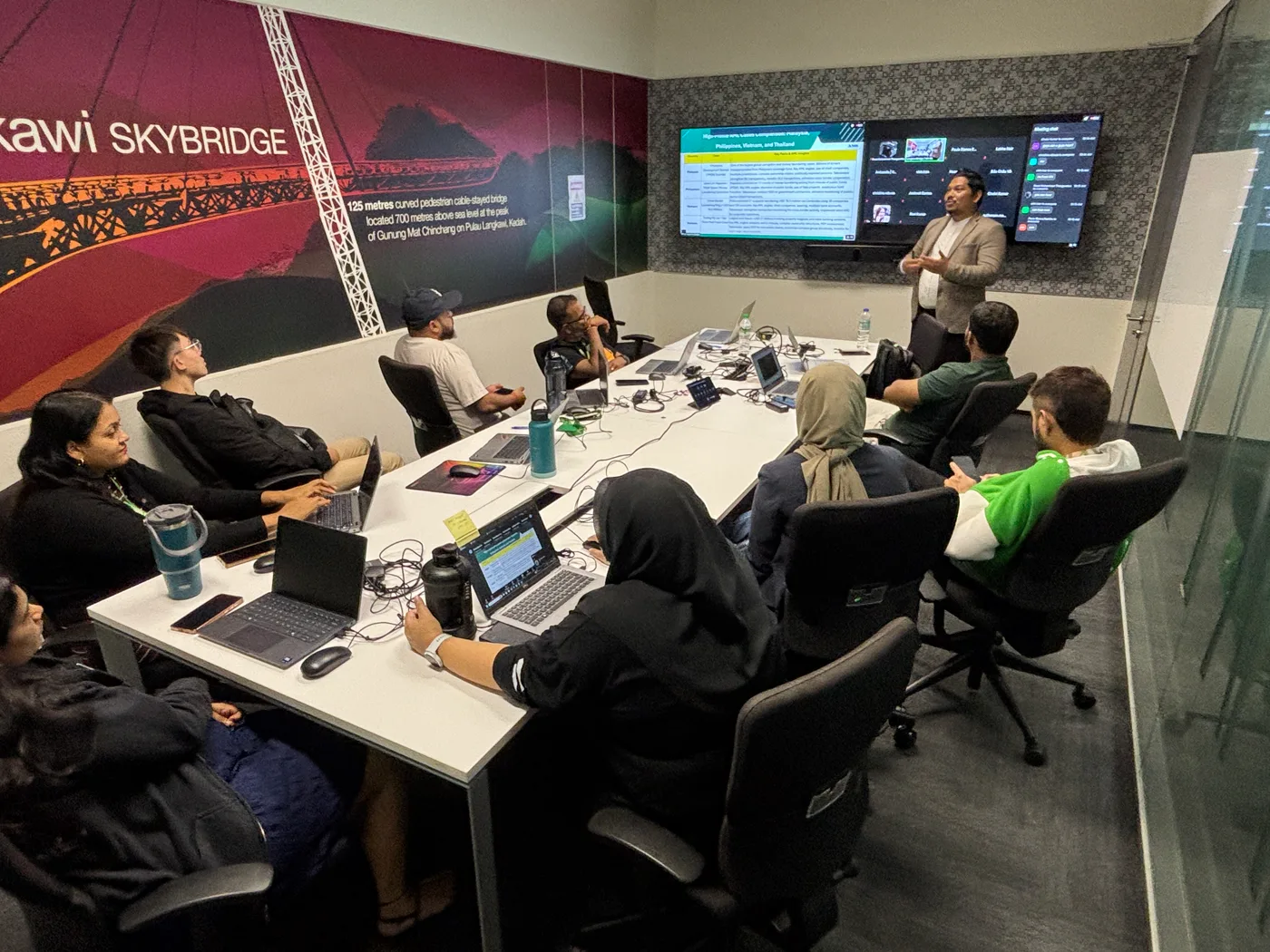 Tetra Exponus facilitator presenting in a venue training room